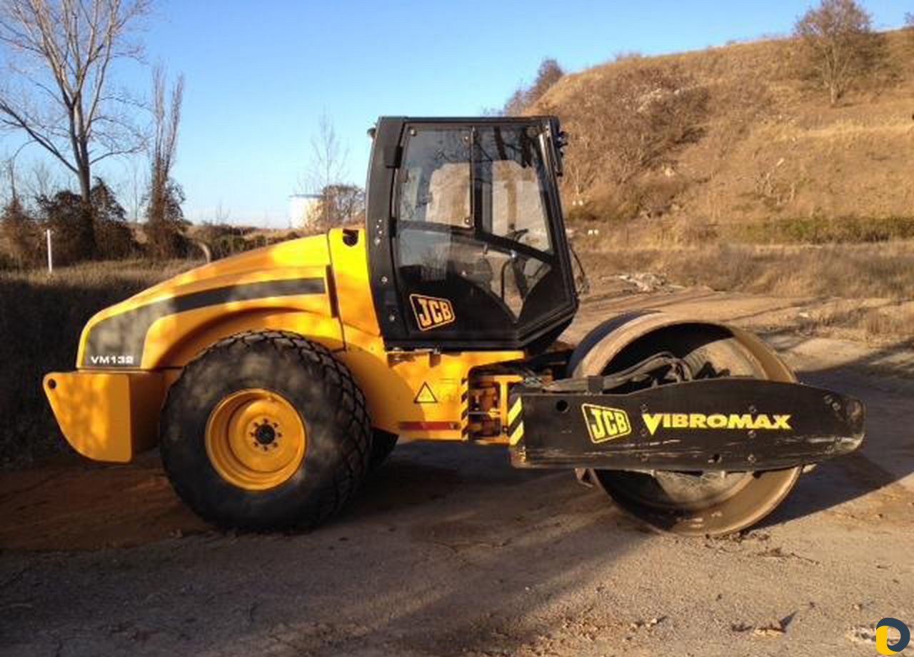 Аренда дорожного катка JCB vibromax VM 132PD красн