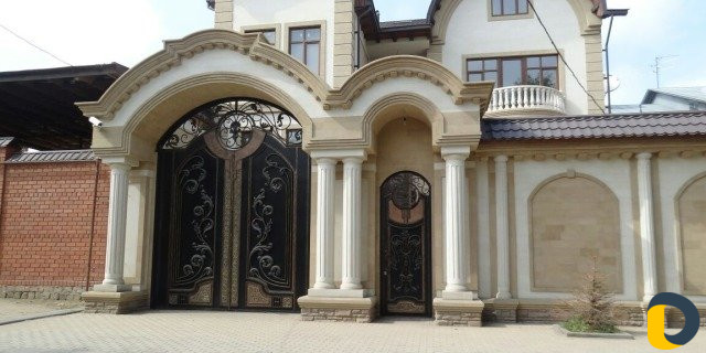 Арки над воротами