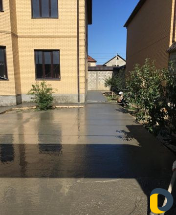 Бетонная заливка двора и стяжка пола жидким раство