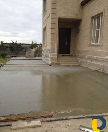 Бетонная заливка двора и стяжка пола жидким раство