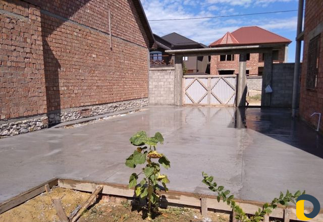 Бетонная заливка двора и стяжка пола жидким раство