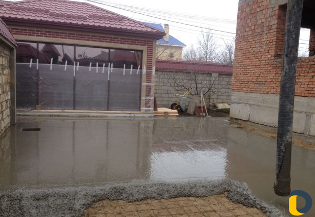 Бетонная заливка двора и стяжка пола жидким раство