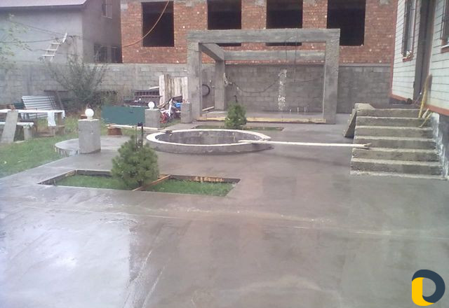 Бетонная заливка двора и стяжка пола жидким раство