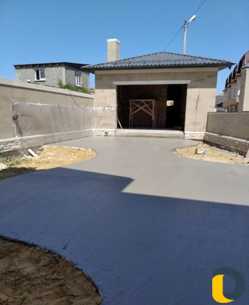 Бетонная заливка двора и стяжка пола жидким раство