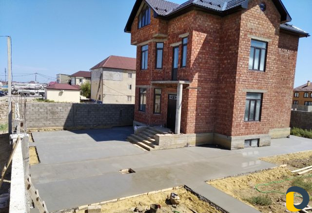 Бетонная заливка двора и стяжка пола жидким раство