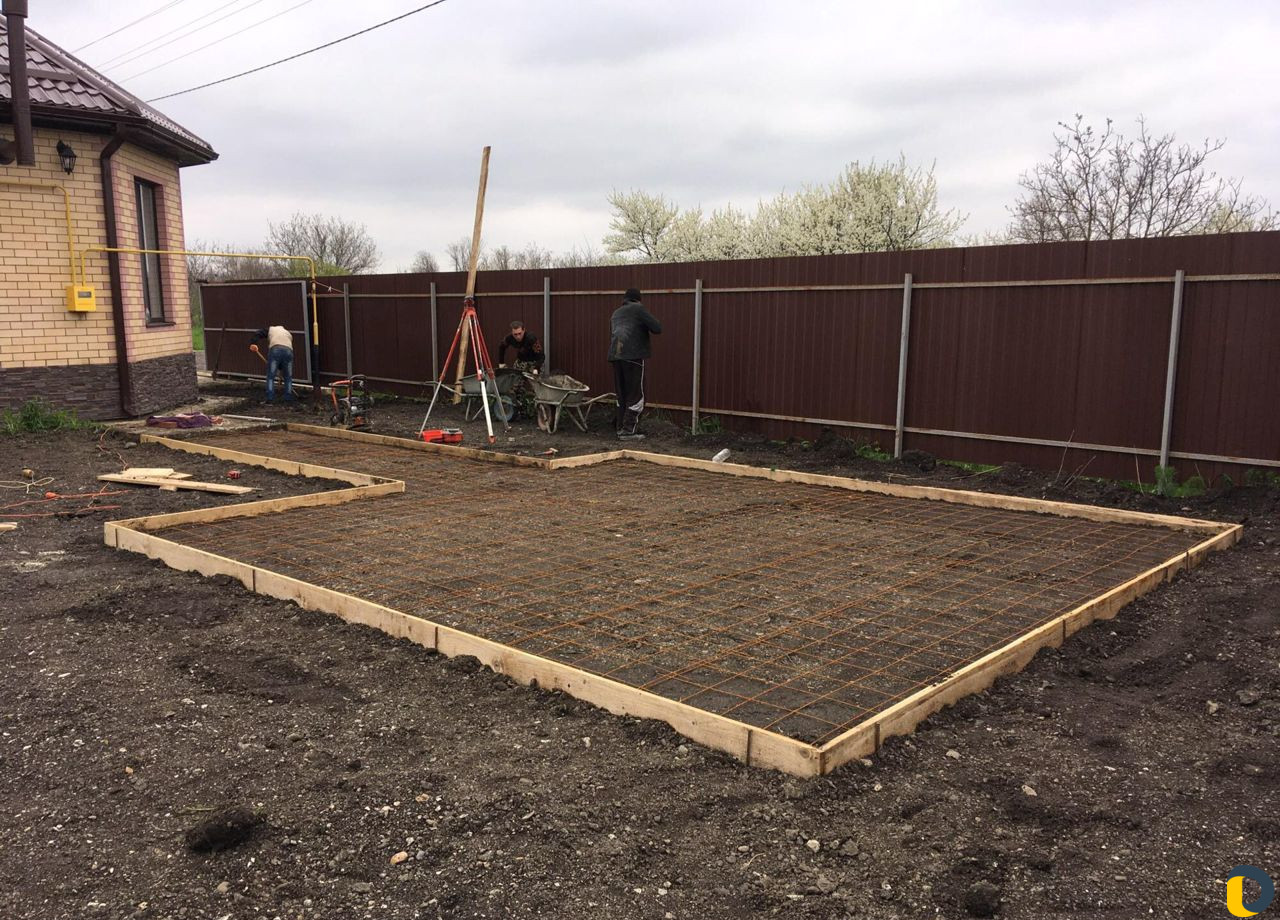 Бригада монолитчиков выполнит заливку отмостки,зае