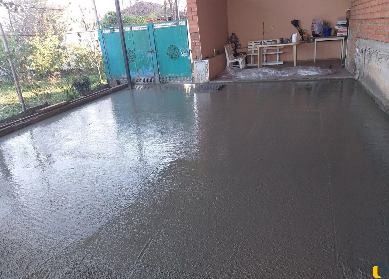 Бригада монолитчиков выполнит заливку отмостки,зае