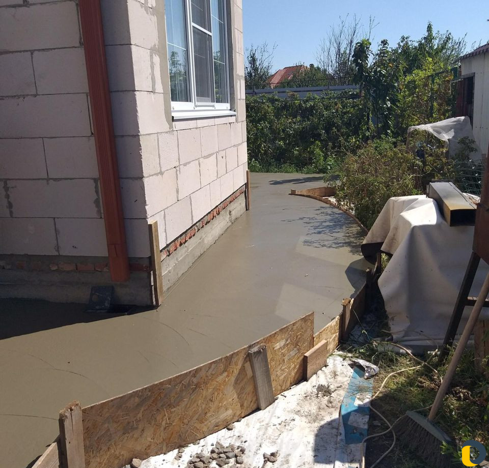 Бригада монолитчиков выполнит заливку отмостки,зае