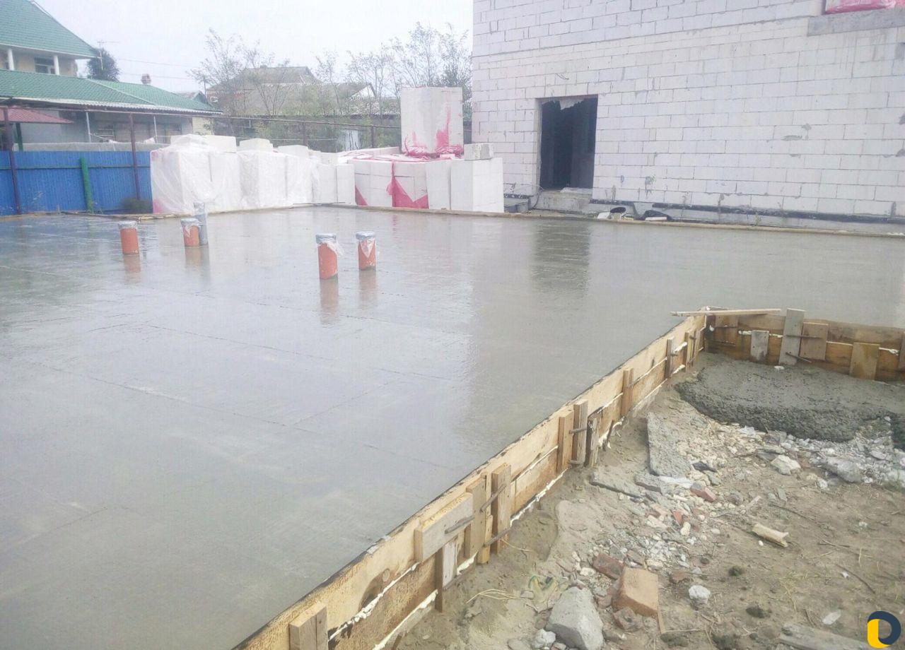 Бригада монолитчиков выполнит заливку отмостки,зае