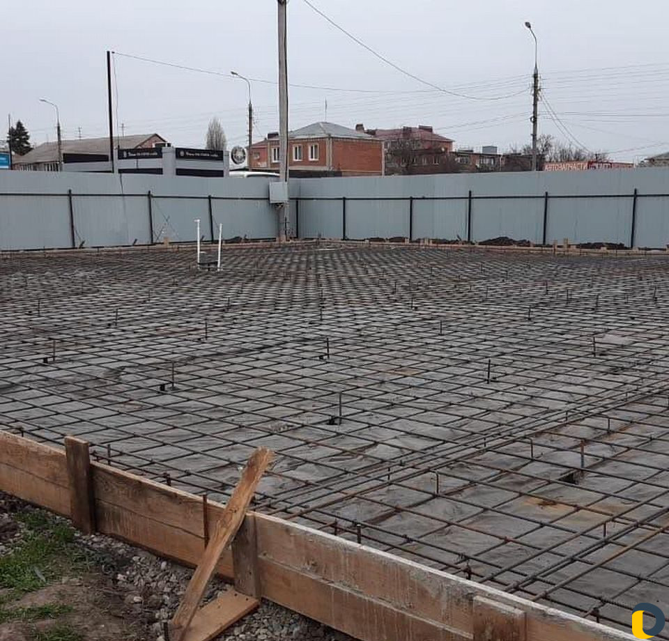 Бригада монолитчиков выполнит заливку отмостки,зае