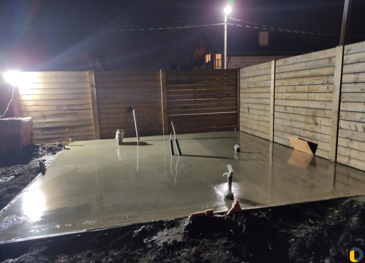 Бригада монолитчиков выполнит заливку отмостки,зае