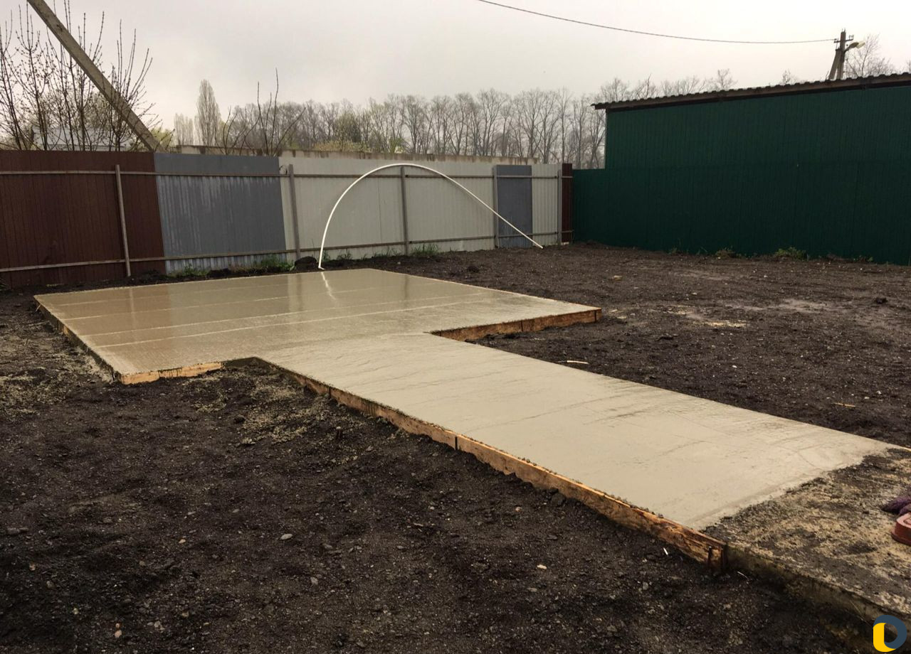 Бригада монолитчиков выполнит заливку отмостки,зае