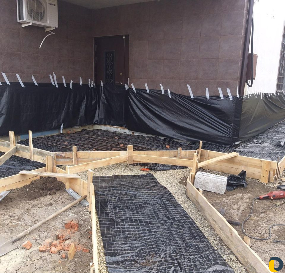 Бригада монолитчиков выполнит заливку отмостки,зае