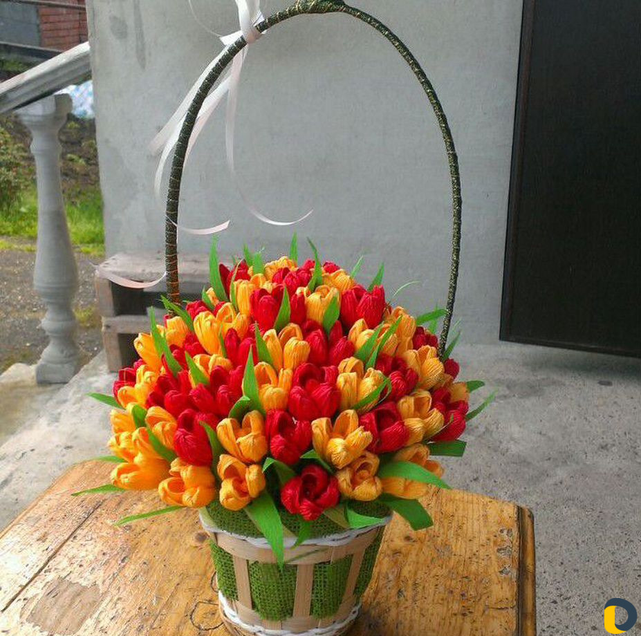 Букеты из роз в корзинке