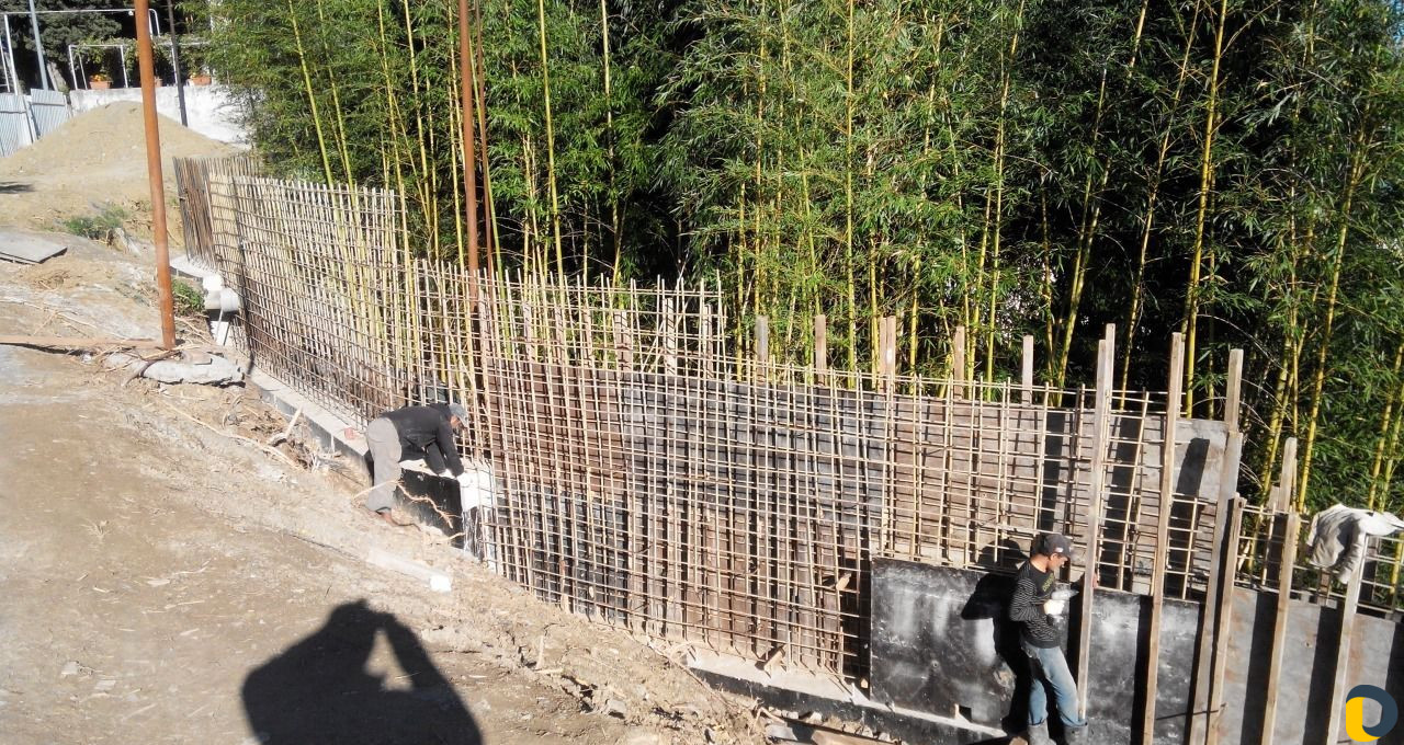 Бурим сваи в трудно доступных местах