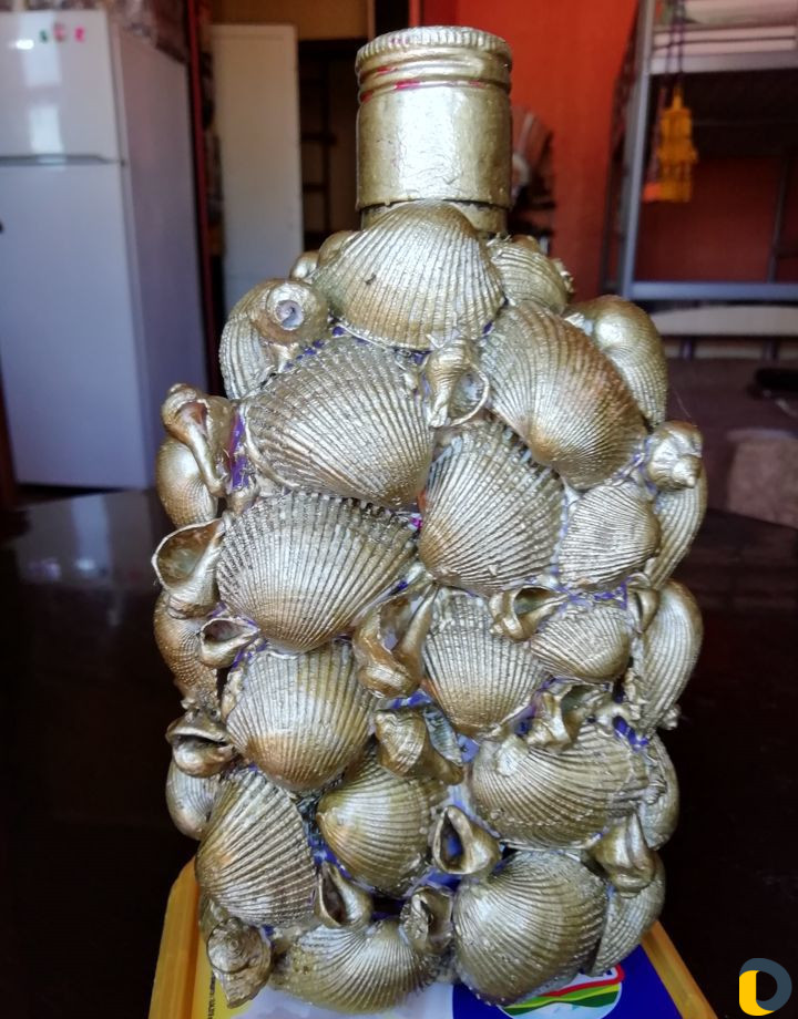 Бутылки декорированные ракушками