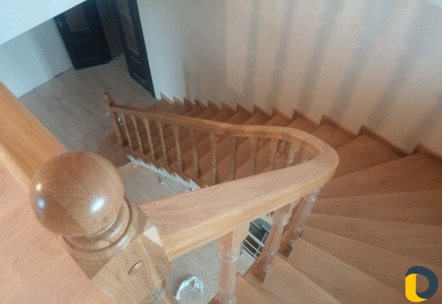 Деревянная лестница перила