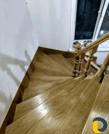 Деревянная лестница перила