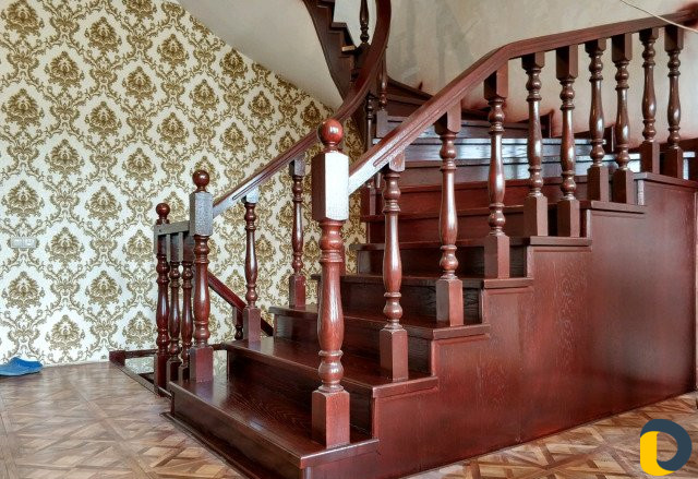 Деревянная лестница перила