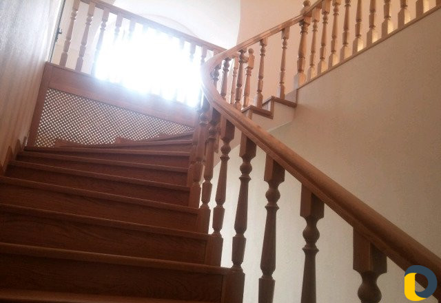 Деревянная лестница перила