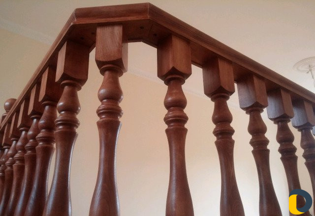 Деревянная лестница перила
