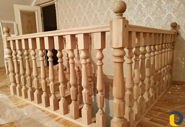 Деревянная лестница перила