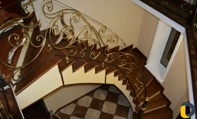 Деревянные лестницы и кованные работы