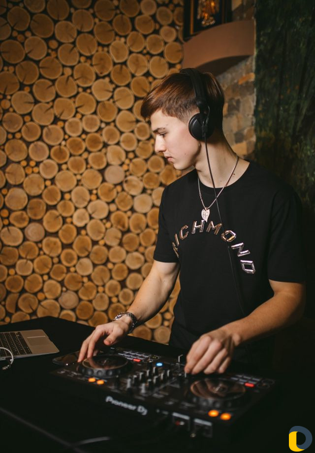 Диджей - DJ со своим оборудованием