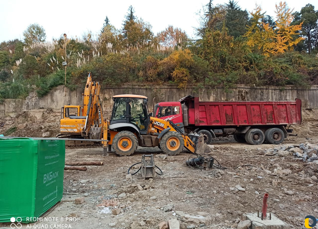 Экскаватор погрузчик JCB с гидромолотом