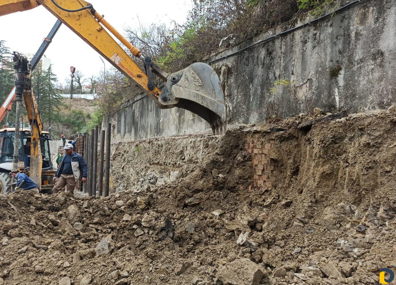 Экскаватор погрузчик JCB с гидромолотом