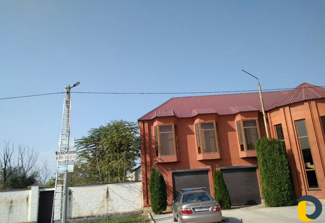 Электрик установка фонарей на опоре электоро перед