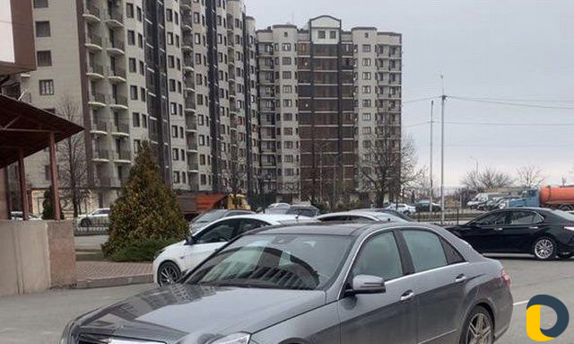 Инструктор вождению женщина