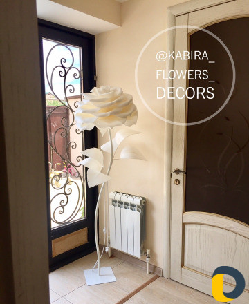 Интерьерные цветы и светильники