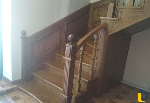 Изготовление и установка лестниц разных пород дере