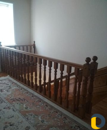 Изготовление и установка лестниц разных пород дере