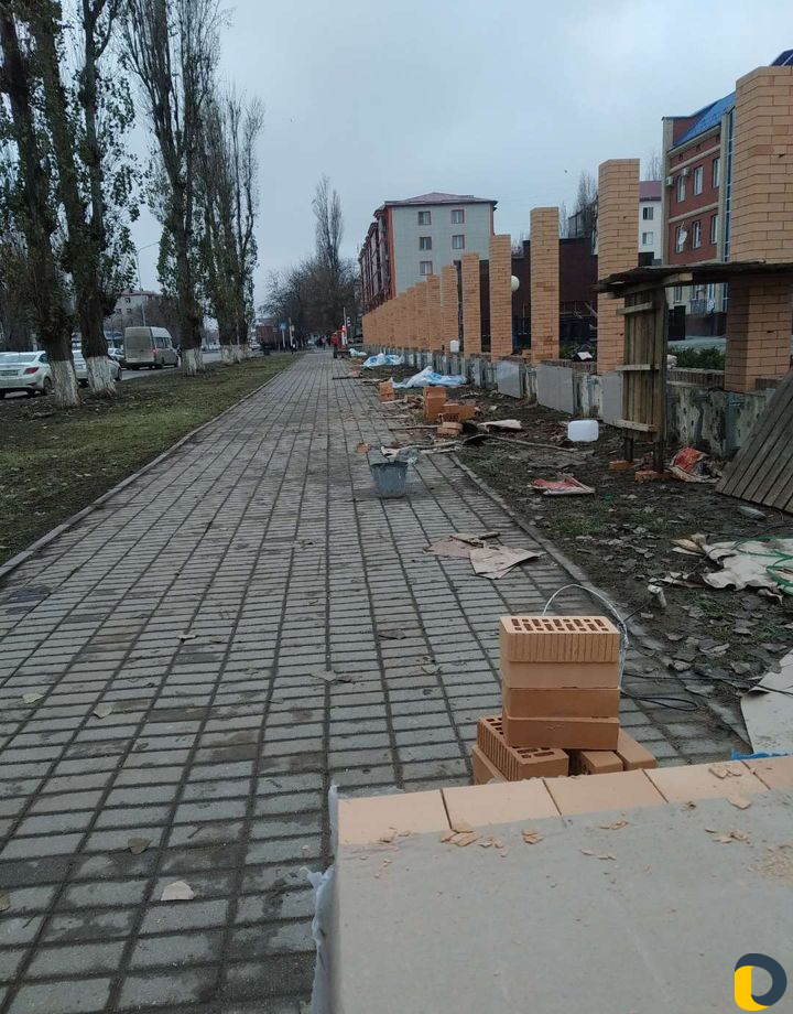 Каменщик из кирпича