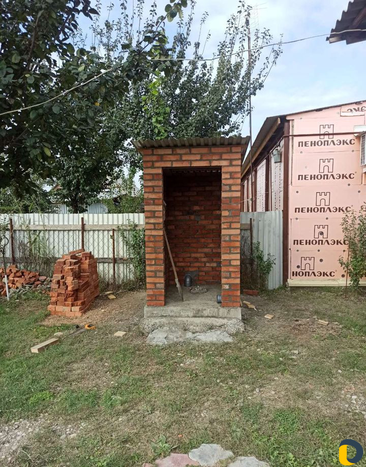 Каменщик из кирпича