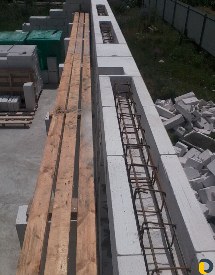 Каменщики. Кладка газоблока. Строительство