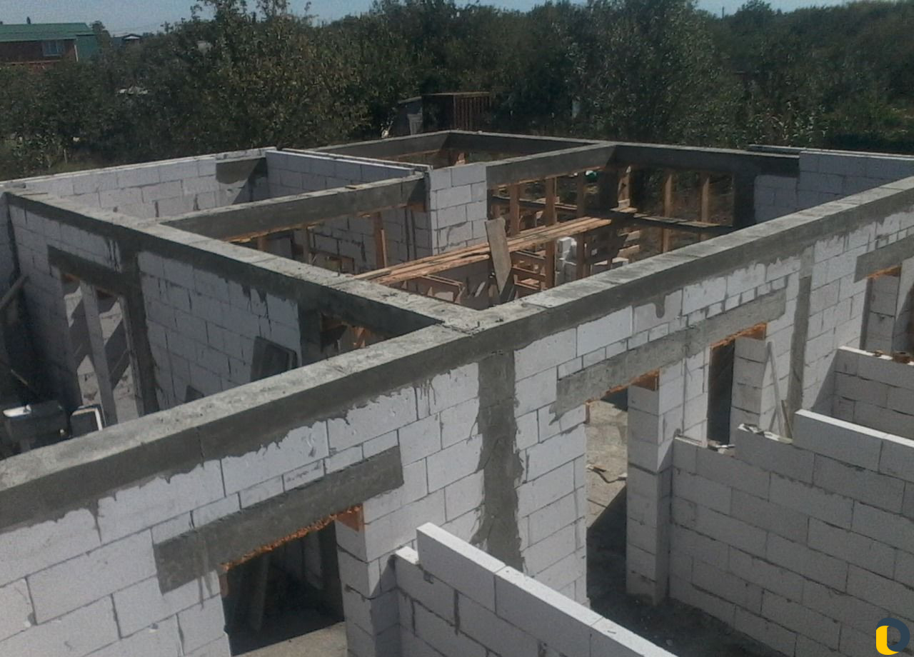 Каменщики. Кладка газоблока. Строительство