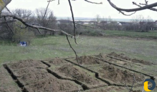 Капаем траншеи под фундамент
