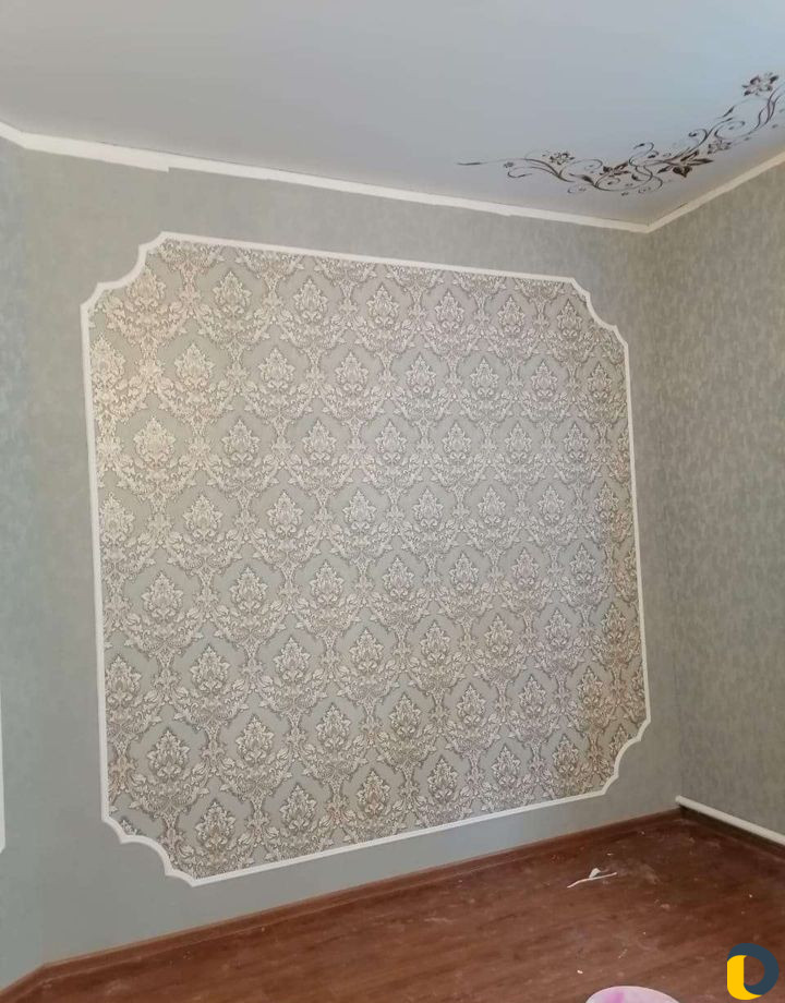 Клеем обои