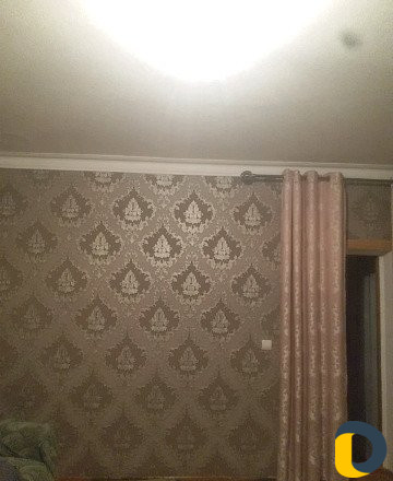 Клеем обои
