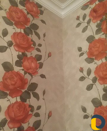 Клеем обои