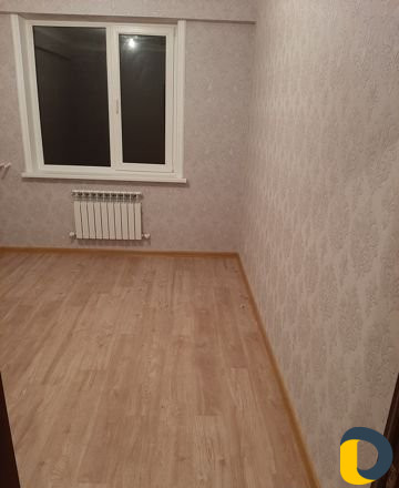 Клеим обои ламинат