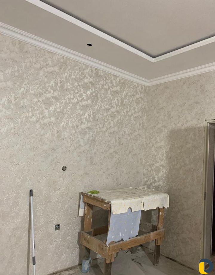 Клеим обои