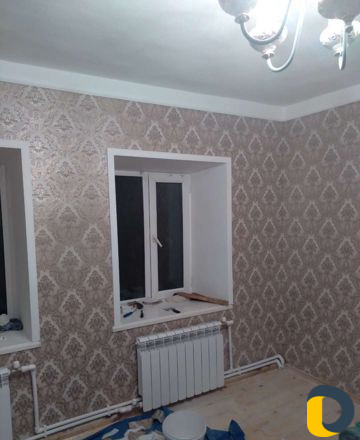 Клеим обои