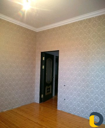 Клею обои