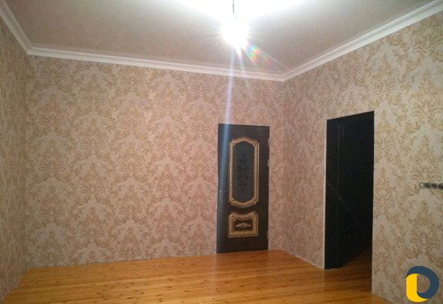 Клею обои