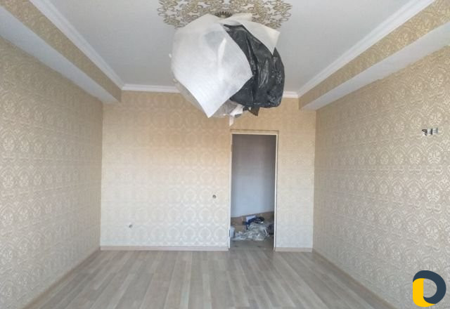 Клею обои