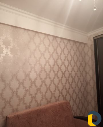 Клею обои
